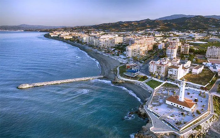 MUDANZAS EN TORROX 7 MUDANZAS EN TORROX: VEHÍCULO DE LA SEDA JUNTO AL CASCO DEL PUEBLO, MÁLAGA