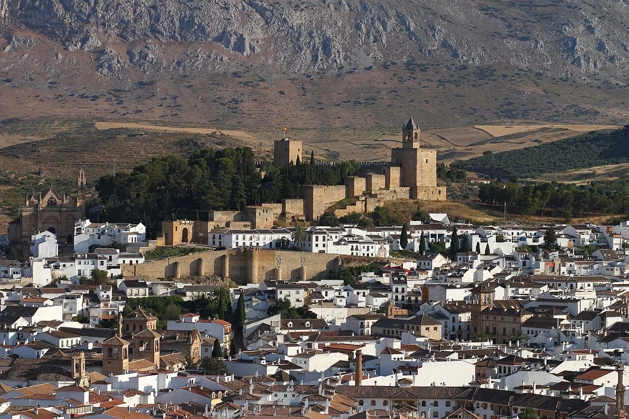 OPERARIOS DE MUDANZAS LA SEDA CARGANDO EN UNA CALLE EMPEDRADA DEL CASCO ANTIGUO DE ANTEQUERA