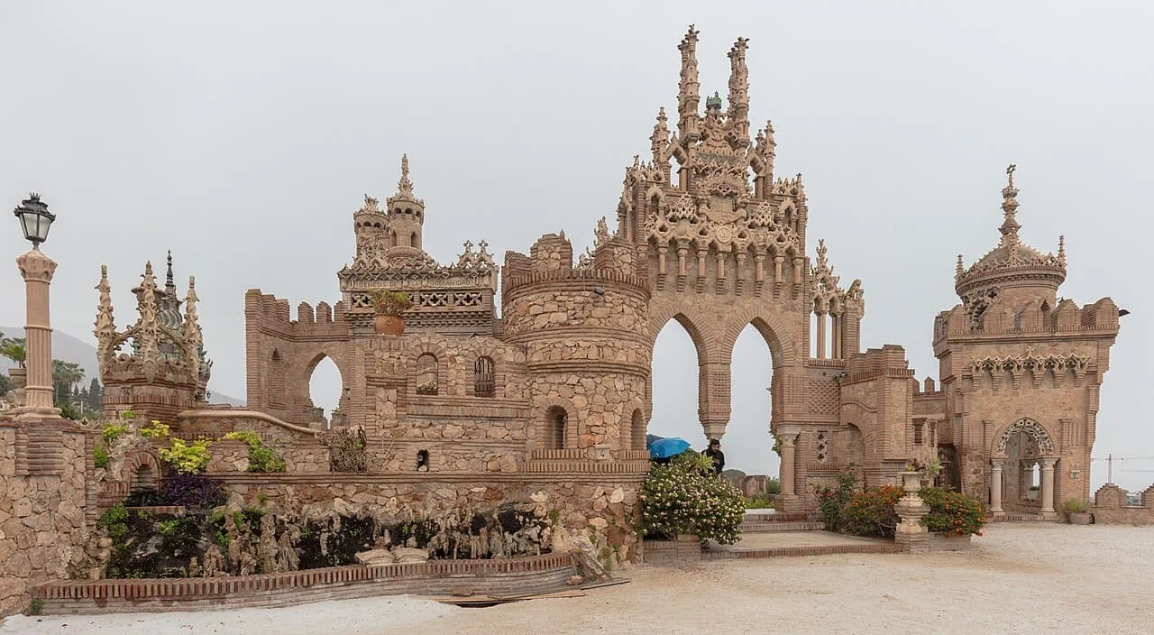 OPERARIOS DE MUDANZAS LA SEDA CON PLATAFORMA ELEVADORA ANTE UNA TORRE DE BENALMÁDENA COSTA