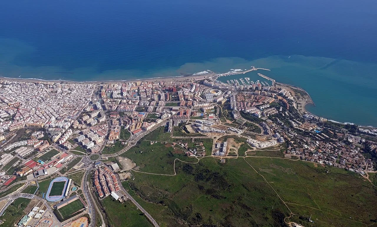 OPERARIOS DE MUDANZAS LA SEDA CON GRÚA ELEVADORA EN UNA URBANIZACIÓN DE ESTEPONA