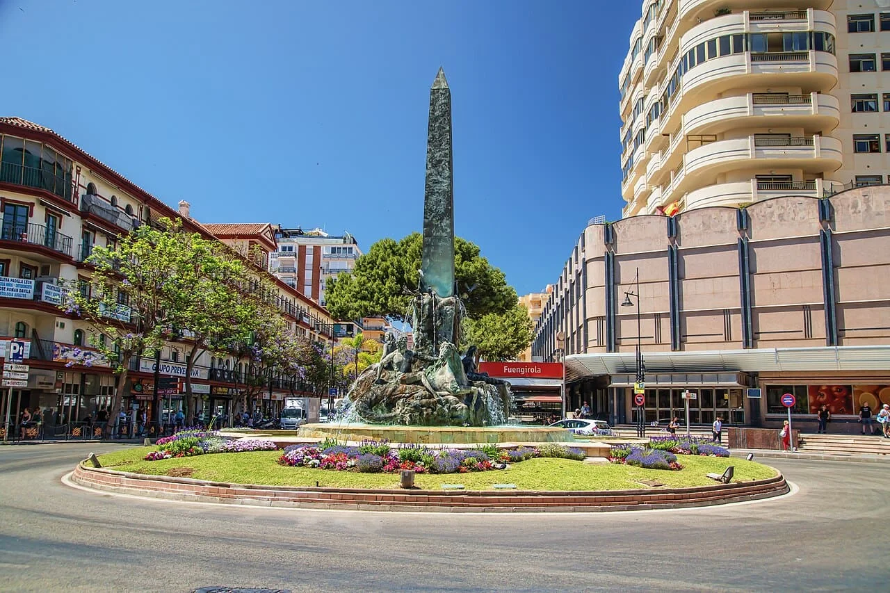 OPERARIOS DE MUDANZAS LA SEDA CON GRÚA ELEVADORA FRENTE A UN EDIFICIO DEL PASEO MARÍTIMO DE FUENGIROLA