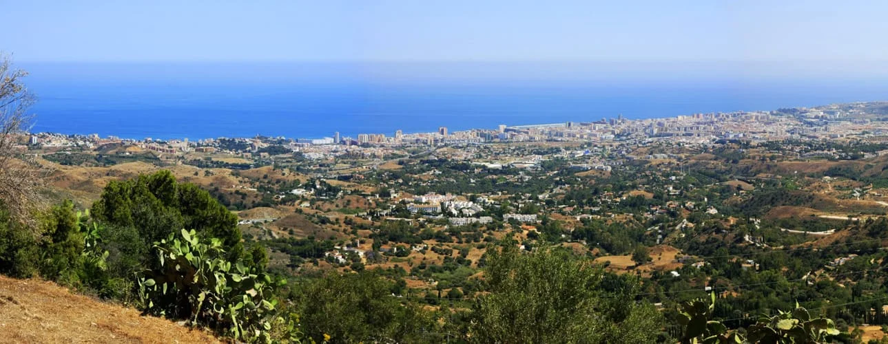 OPERARIOS DE MUDANZAS LA SEDA CARGANDO UNA VILLA EN UNA URBANIZACIÓN DE GOLF DE LA CALA DE MIJAS