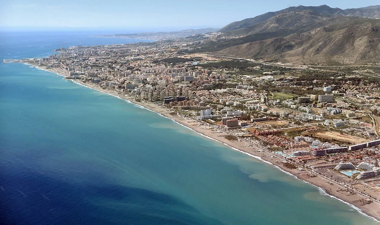 OPERARIOS DE MUDANZAS LA SEDA CON PLATAFORMA ELEVADORA EN UNA CALLE EN CUESTA DE TORREMOLINOS
