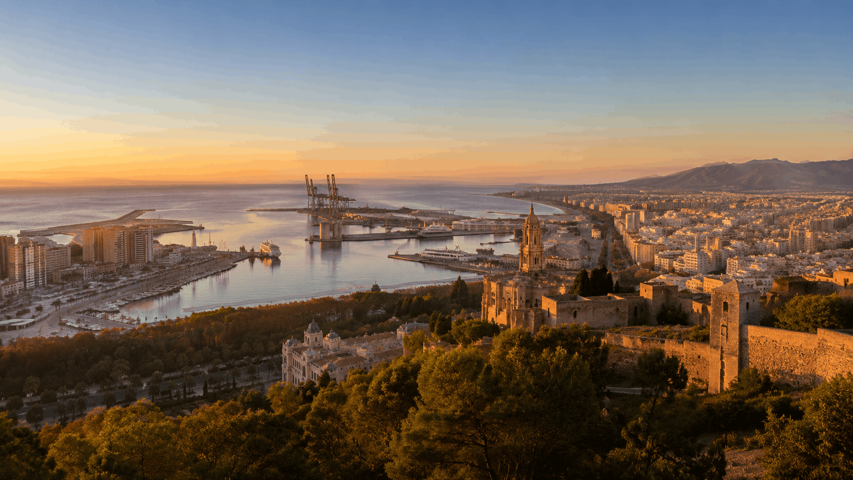 VISTAS DE MÁLAGA CON LA ALCAZABA, EL PUERTO Y EL MAR AL ATARDECER PARA QUIEN PIENSA EN VIVIR EN MÁLAGA